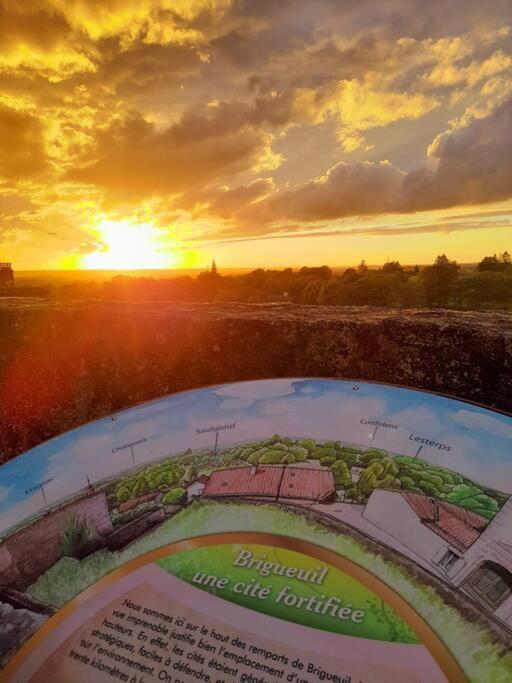 Du Haut Des Remparts Brigueuil Esterno foto